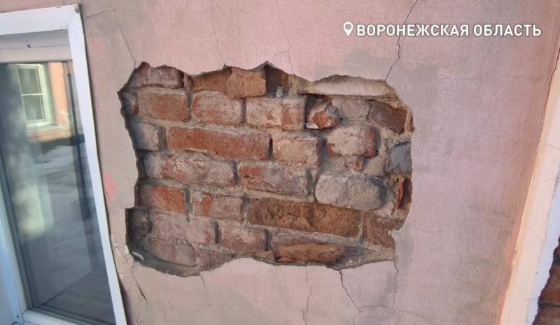 Трещины, сырость, черная плесень: жители 108-летней развалюхи в Павловске пытаются добиться расселения