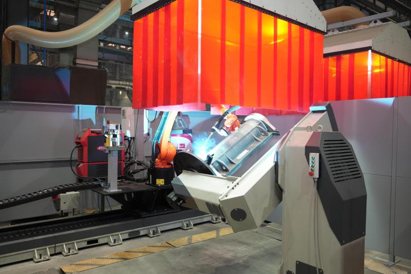 На БМЗ ввели в эксплуатацию новый сварочный робот