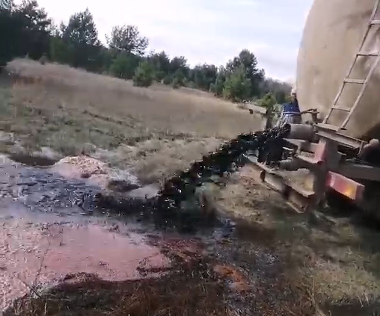 Жидкие отходы неизвестного происхождения сливают рядом с хутором Заречье в Репьевском районе