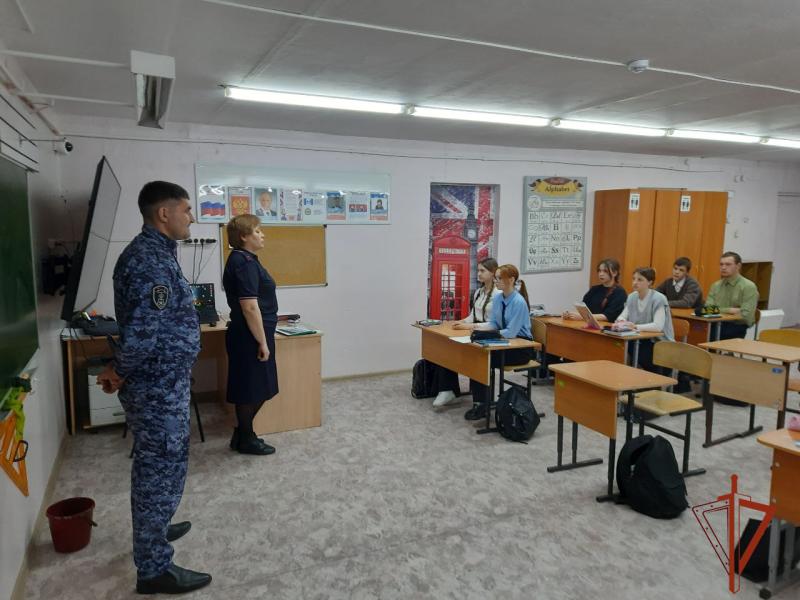 Росгвардейцы проводят профориентационные встречи со старшеклассниками Приангарья
