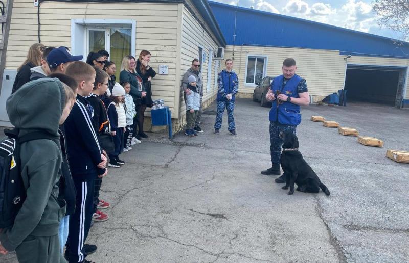 В Оренбурге подшефные Росгвардии кадеты посетили Центр
кинологической службы