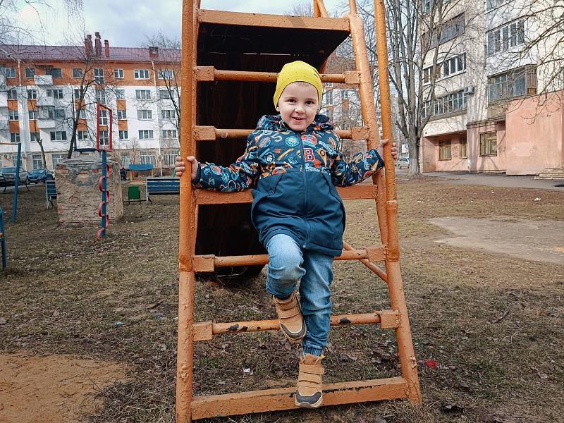 Чтобы Миша заговорил, ему нужна слухоречевая реабилитация