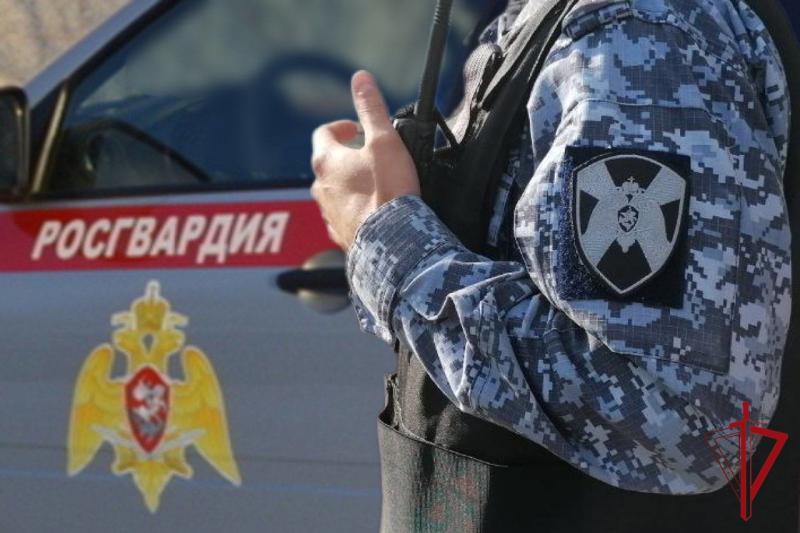 В Биробиджане росгвардейцы оказали первую помощь горожанину