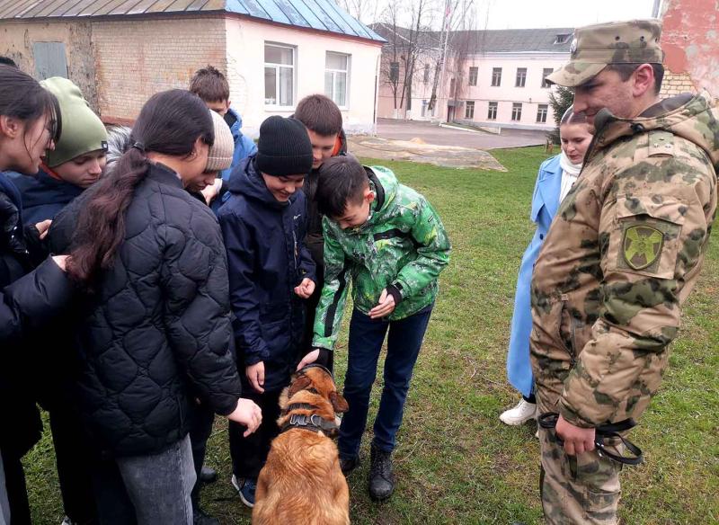 Орловские росгвардейцы в преддверии 80-летия Победы встретились с подшефным классом