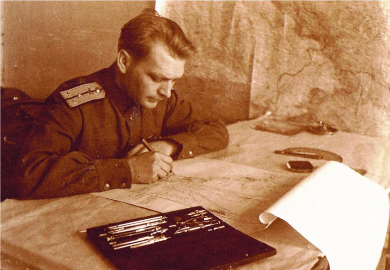 Фотовыставка «Координаты Победы»: офицер-топограф в 1944 году