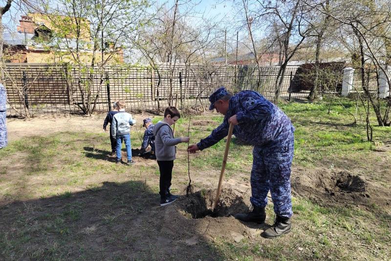 Сотрудники Росгвардии приняли участие в международной акции «Сад памяти» в Котовске