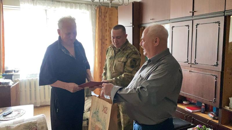 Ярославские росгвардейцы поздравили с Днем рождения ветерана войск правопорядка