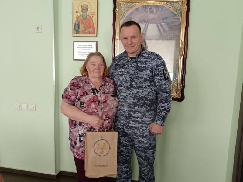 В Ярославле росгвардейцы поздравили матерей погибших сотрудников и военнослужащих со Светлой Пасхой