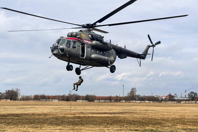 Спецподразделения Росгвардии отработали беспарашютное десантирование с вертолета