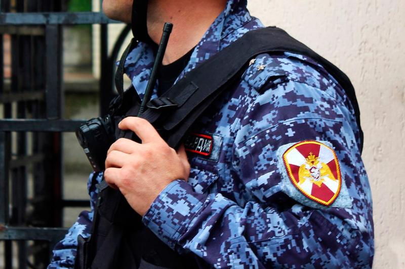 Росгвардейцы задержали предполагаемого виновника в причинении ножевого ранения знакомой