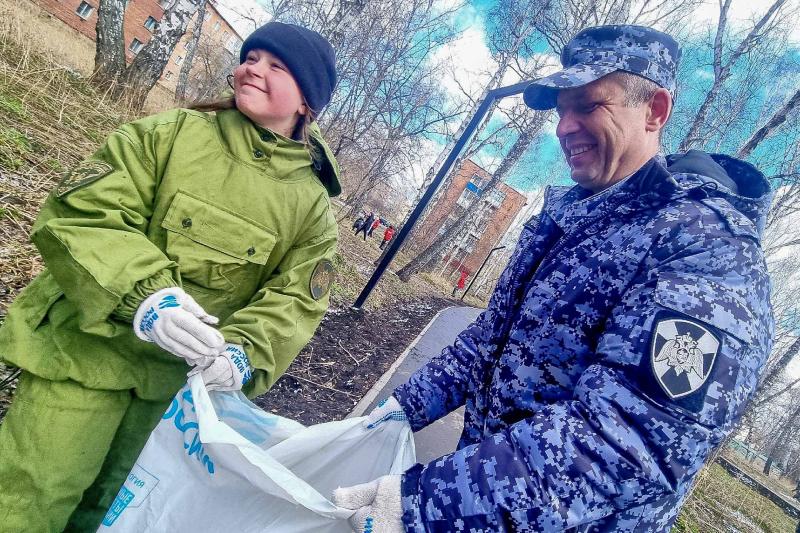 Наставники из Росгвардии вместе с детьми приняли участие в экологической акции в Кузбассе