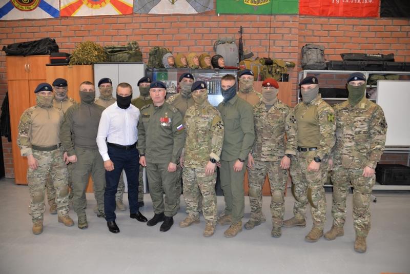 В Югре боевые офицеры и ветераны Росгвардии встретились с Героем Российской Федерации Александром Головашкиным
