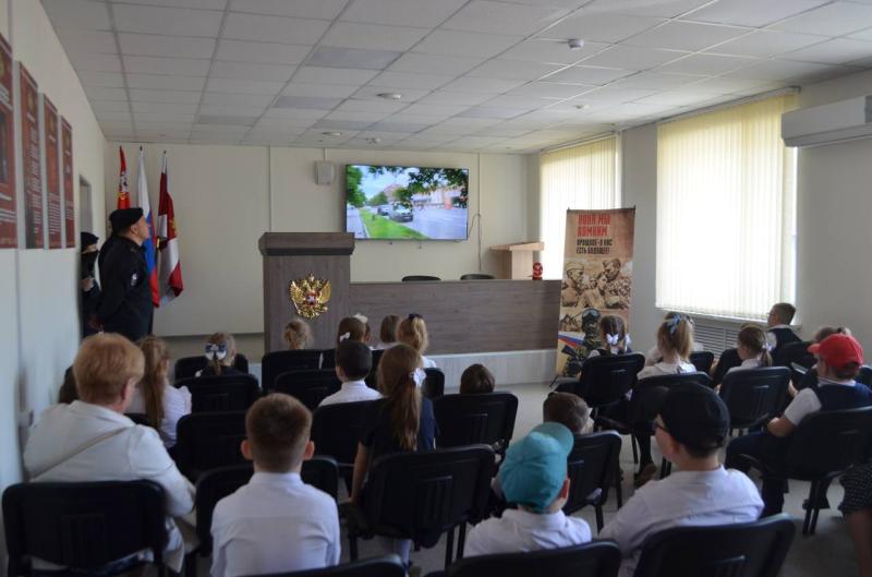 Накануне Дня Великой Победы сотрудники СОБР Главного управления Росгвардии по Московской области провели для школьников экскурсию по отряду