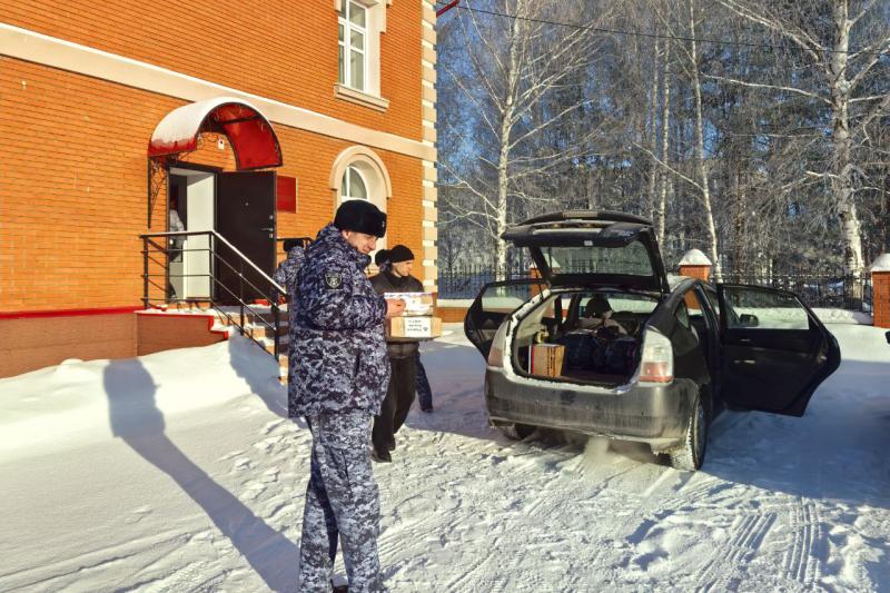 Юргинские росгвардейцы помогли волонтерам в отправке гуманитарной помощи бойцам СВО