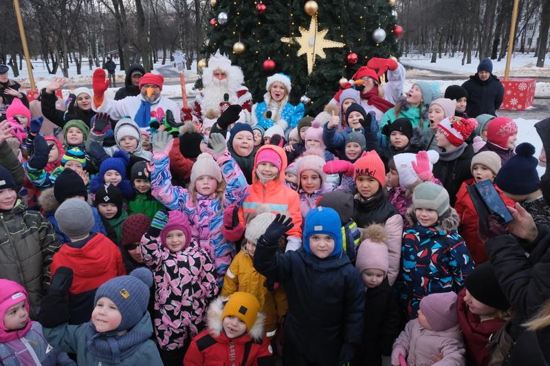Хороводы у елки, игры и сладкие сувениры: в районе Перово проведут новогоднюю программу для детей