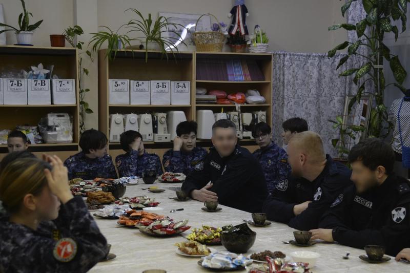 Офицеры СОБР Росгвардии провели праздничную встречу с подшефными ямальскими кадетами в рамках акции «Дед Мороз специального назначения»