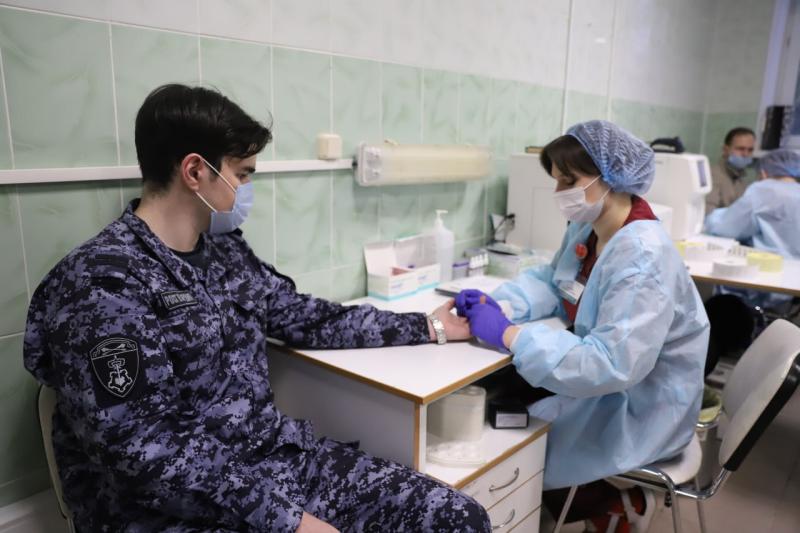 Сотрудники Росгвардии поддержали донорскую акцию «От сердца к сердцу» в Москве