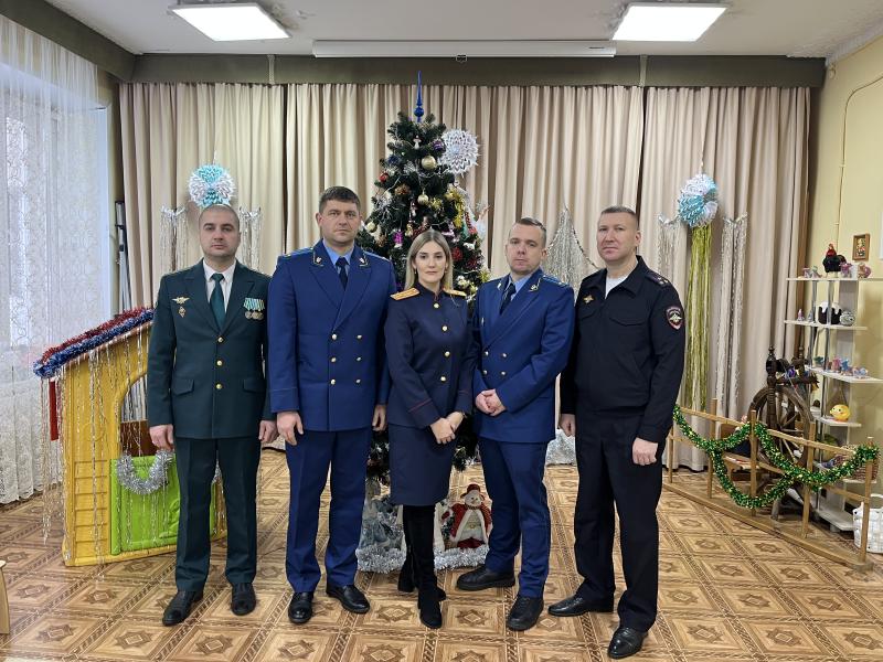 Новогоднее поздравление для самых маленьких: в Воронеже силовики привезли подарки дому ребенка